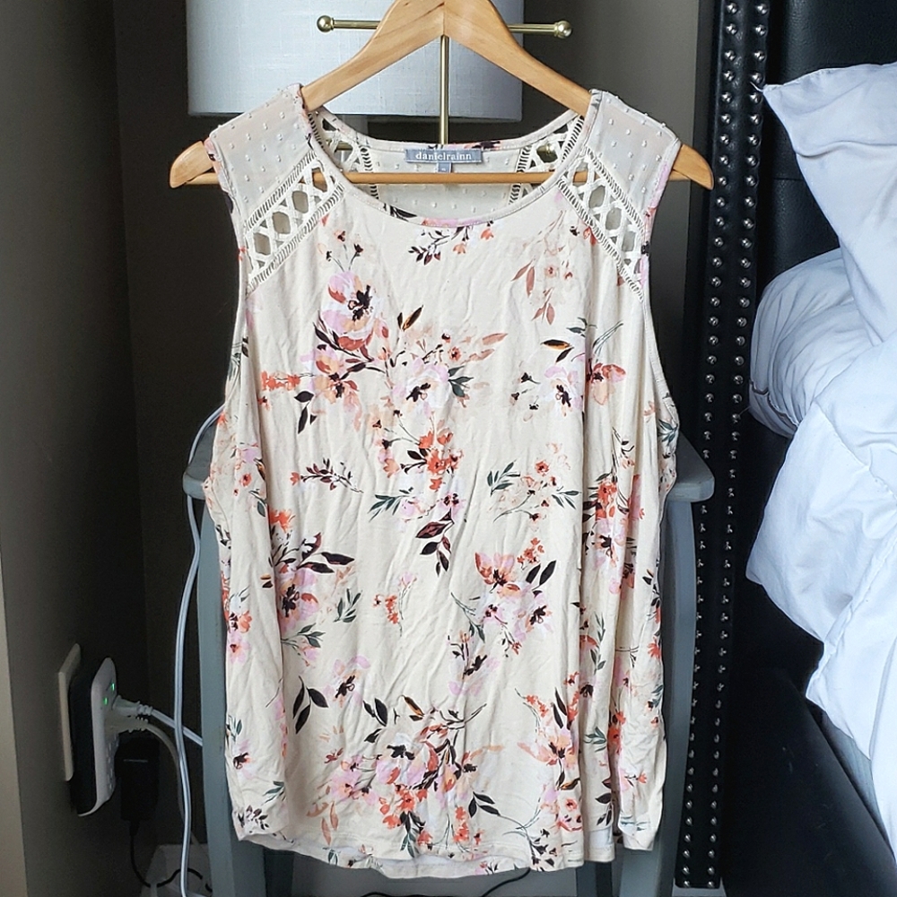 Beautifully Detailed Floral Tank Top (XL)